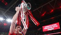 Harry Maguire Masuk, Main 2 Menit, Angkat Piala