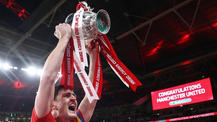 Harry Maguire, MU juara carabao cup LONDON, ENGLAND - FEBRUARY 26: Harry Maguire of Manchester United celebrates with the trophy during the Carabao Cup Final match between Manchester United and Newcastle United at Wembley Stadium on February 26, 2023 in London, England. (Photo by Charlotte Wilson/Offside/Offside via Getty Images)