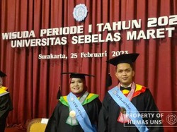 Kompak, Ibu-Anak Ini Raih Gelar Doktor dari UNS dengan IPK Sama Persis