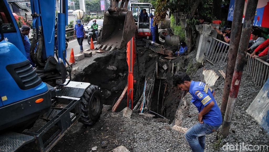 Jalan Amblas di Cilandak yang Bikin Macet Mulai Diperbaiki Jalan Amblas di Cilandak yang Bikin Macet Mulai Diperbaiki