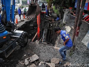 Jalan Amblas di Cilandak yang Bikin Macet Mulai Diperbaiki Jalan Amblas di Cilandak yang Bikin Macet Mulai Diperbaiki