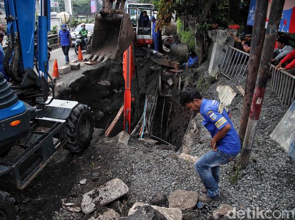 Jalan Amblas di Cilandak yang Bikin Macet Mulai Diperbaiki