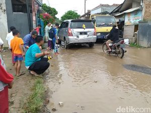 Protes Jalan Rusak Parah, Warga Bandung Barat Mancing di Kubangan