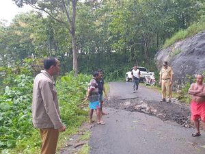 Amblas Setengah Meter, Jalan Raya Karangtengah Wonogiri Ditutup Amblas Setengah Meter, Jalan Raya Karangtengah Wonogiri Ditutup