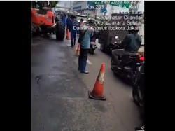Jalan Kartini Dekat Kantor Kecamatan Cilandak Amblas, Lalin Macet