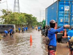 Drainase Terhambat Lumpur, Jalan Marunda Jakut Tergenang