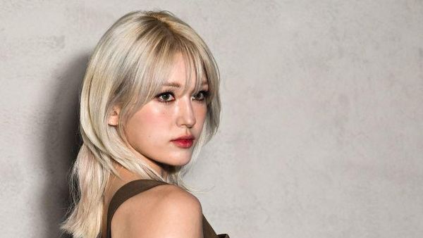 7 Gaya Jeon Somi Pamer Punggung Terbuka di Milan Fashion Week