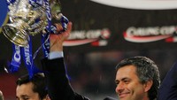 Di Chelsea, Mourinho sukses meraih banyak trofi termasuk Premier League. Tapi semua kesuksesan itu berawal dari keberhasilan menjuarai Carling Cup 2005 usai mengalahkan Liverpool di final. Foto: AFP via Getty Images/JIM WATSON