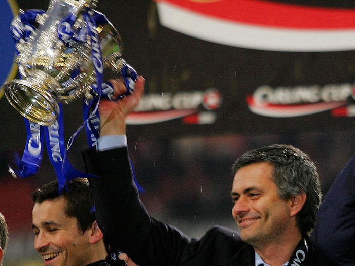 Jose Mourinho, EFL Cup 2005 CARDIFF, United Kingdom: Chelsea's manager Jose Mourinho raises the Carling Cup trophy after defeating Liverpool in ther Carling Cup Final football match at the Millennium Dome in Cardiff, Wales, 27 February, 2005. Chelsea won 3-2 in extra time. AFP PHOTO/JIM WATSON NO TELCOS, WEBSITES SUBJECT TO SUBCRIPTION OF LICENCE WITH FAPL AT WWW.FAPLWEB.COM (Photo credit should read JIM WATSON/AFP via Getty Images)
