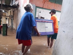 Banjir di Cawang Berangsur Surut, Warga Mulai Bersihkan Lumpur