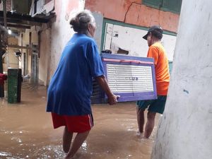 Banjir di Cawang Berangsur Surut, Warga Mulai Bersihkan Lumpur Banjir di Cawang Berangsur Surut, Warga Mulai Bersihkan Lumpur