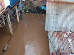 Banjir 1 Meter Masih Rendam Kawasan Cawang Jaktim