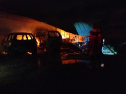 Bengkel-Garasi Terbakar di Denpasar, 8 Mobil Ikut Dilalap