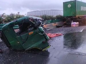 Sopir Trailer di Dalam Kabin Saat Terpisah dari Kontainer di Tol Ancol Sopir Trailer di Dalam Kabin Saat Terpisah dari Kontainer di Tol Ancol