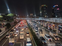 Lalin Tol Dalam Kota Arah Cawang Macet Malam Ini