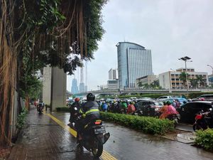 Lalin di Jalan Gatot Subroto Macet Pagi Ini, Pemotor Nekat Terobos Trotoar