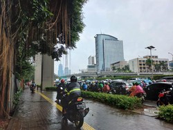 Lalin di Jalan Gatot Subroto Macet Pagi Ini, Pemotor Nekat Terobos Trotoar