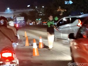 Ada Lubang Besar di Turunan Flyover Pancoran, Lalin Arah Cawang Macet Parah