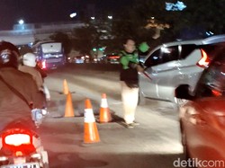 Ada Lubang Besar di Turunan Flyover Pancoran, Lalin Arah Cawang Macet Parah