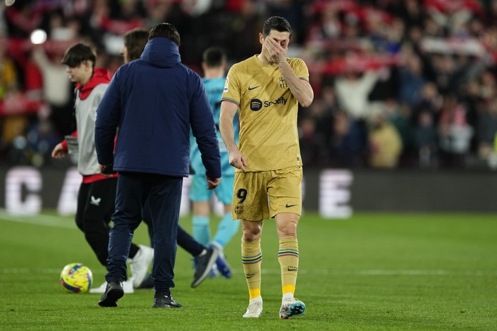 Barcelonas Robert Lewandowski leaves the pitch at the end of the Spanish La Liga soccer match between Almeria and Barcelona at the Juegos Mediterraneos stadium in Almeria, Spain, Sunday, Feb. 26, 2023. Almeria won 1-0. (AP Photo/Jose Breton)