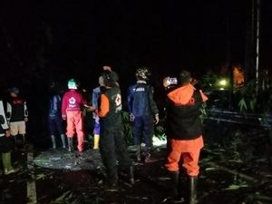 Longsor di Pujon Tutup Akses Malang-Kediri Longsor di Pujon Tutup Akses Malang-Kediri