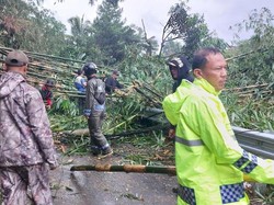 Longsor Tutup Jalan Alternatif Bogor-Sukabumi di Cigombong