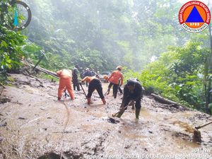 Longsor Tutup Jalur Utama di Subang