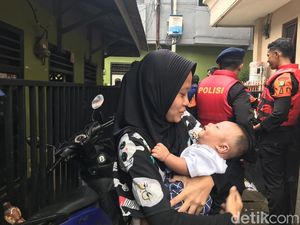 Mamah Muda di Kampung Melayu Mengeluh Kebanjiran, Bayi 2 Bulan Diungsikan