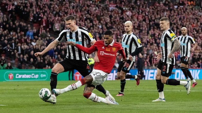 LONDON, ENGLAND - FEBRUARY 26: Manchester Uniteds Marcus Rashford scoring his sides second goal under pressure from Newcastle Uniteds Sven Botman during the Carabao Cup Final match between Manchester United and Newcastle United at Wembley Stadium on February 26, 2023 in London, England. (Photo by Andrew Kearns  - CameraSport via Getty Images)