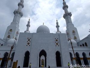 Mau Ibadah ke Masjid Sheikh Zayed Solo? Simak Titik Parkir Bus di Sini Lur