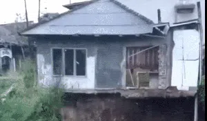 Rumah Warga Sukabumi Roboh Tergerus Arus Sungai