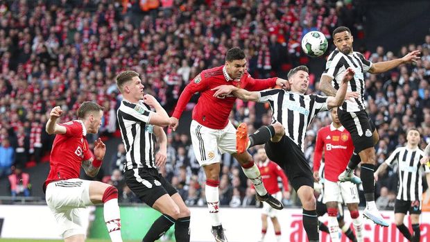 Manchester United's Casemiro, center, heads the ball to scores his side's opening goal during the English League Cup final soccer match between Manchester United and Newcastle United at Wembley Stadium in London, Sunday, Feb. 26, 2023. (AP Photo/Scott Heppell)