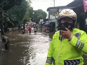 Banjir hingga Setengah Meter, Pasar Jagal Mampang Tak Bisa Dilintasi