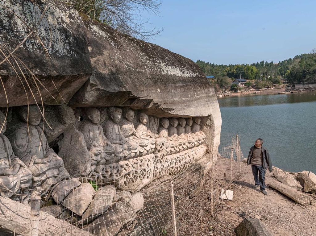 Patung Buddha Kuno Muncul dari Waduk di China yang Mengering Patung Buddha Kuno Muncul dari Waduk di China yang Mengering