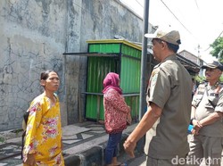 Warung PKL di Trotoar Kota Pasuruan Dibongkar, Pedagang Ngamuk ke Satpol PP