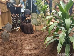 Isak Tangis Iringi Pemakaman Pendaki Unsoed yang Tewas di Gunung Slamet Isak Tangis Iringi Pemakaman Pendaki Unsoed yang Tewas di Gunung Slamet