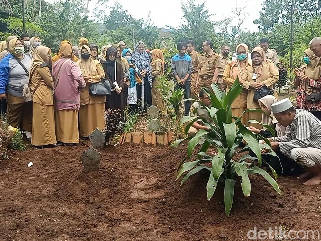 Suasana Duka Pemakaman Pendaki Unsoed yang Tewas di Gunung Slamet Suasana Duka Pemakaman Pendaki Unsoed yang Tewas di Gunung Slamet