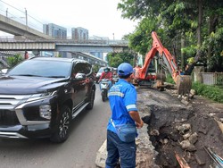 Penampakan Jalan Ambles yang Bikin Macet di Cilandak Jaksel