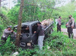 Pikap Hantam Pohon-Nyaris Masuk Jurang, Keberadaan Sopir Misterius