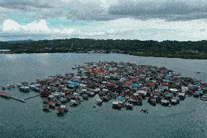Potret Kehidupan Suku Bajo, Pengembara Laut dari Wakatobi Potret Kehidupan Suku Bajo, Pengembara Laut dari Wakatobi