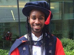 Profesor Termuda Cambridge: Tak Bisa Baca-Tulis Sampai Usia 18 Tahun