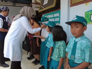 Bupati Ipuk Kembali Beri Uang Saku Tiap Hari untuk Pelajar Kurang Mampu Bupati Ipuk Kembali Beri Uang Saku Tiap Hari untuk Pelajar Kurang Mampu