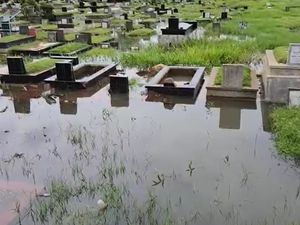 Puluhan Makam di TPU Tanah Kusir Jaksel Sempat Terendam Banjir