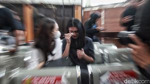 Tangis Anak Hendra Kurniawan Dengar Vonis 3 Tahun Penjara