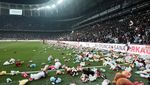 Aksi Lempar Boneka saat Laga Besiktas vs Antalyaspor, Ada Apa?