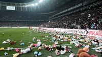 Pada momen itu, suporter melemparkan ribuan boneka ke lapangan sebagai simbol solidaritas anak-anak yang terkena dampak gempa bumi.