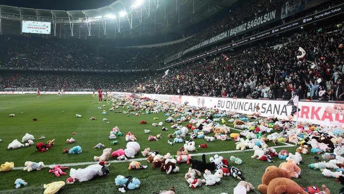 Ribuan Boneka Dilemparkan Saat Laga Besiktas vs Antalyaspor, Ada Apa? Fans throw toys on the pitch for children affected by earthquake during a Turkish Super League match between Besiktas and Antalyaspor at Vodafone Park in Istanbul, Turkey February 26, 2023. REUTERS/Stringer NO RESALES. NO ARCHIVES.