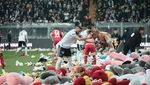 Aksi Lempar Boneka saat Laga Besiktas vs Antalyaspor, Ada Apa?