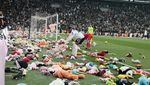 Aksi Lempar Boneka saat Laga Besiktas vs Antalyaspor, Ada Apa?