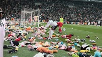 Boneka ini akan dikirimkan kepada anak-anak yang terkena dampak gempa Turki dan Suriah.